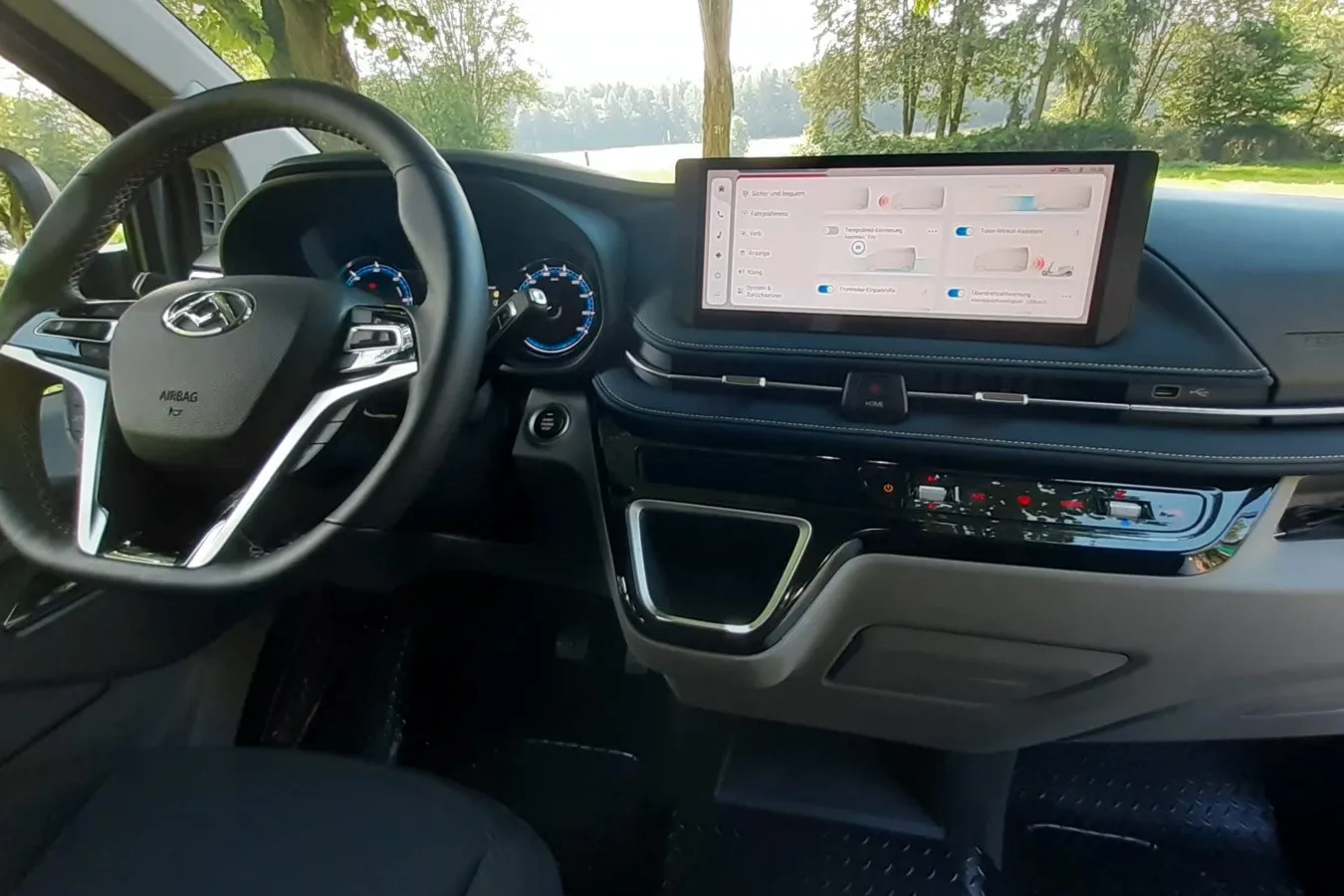 Zentraler 12,3-Zoll-Touchscreen-Monitor und gut ablesbare analoge Anzeigen im Fahrerdisplay.
